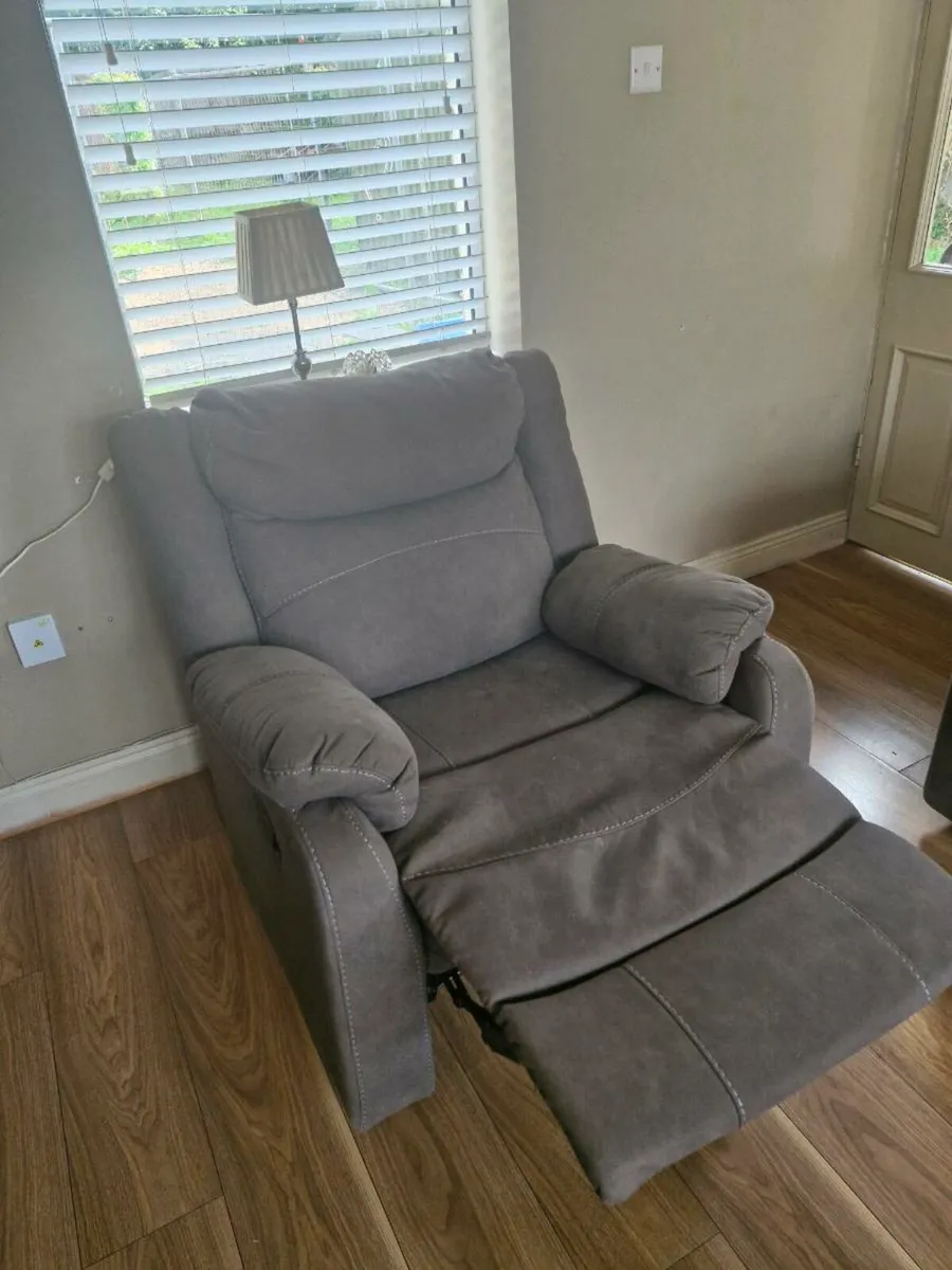 3 seater recliner and arm chair - Image 4