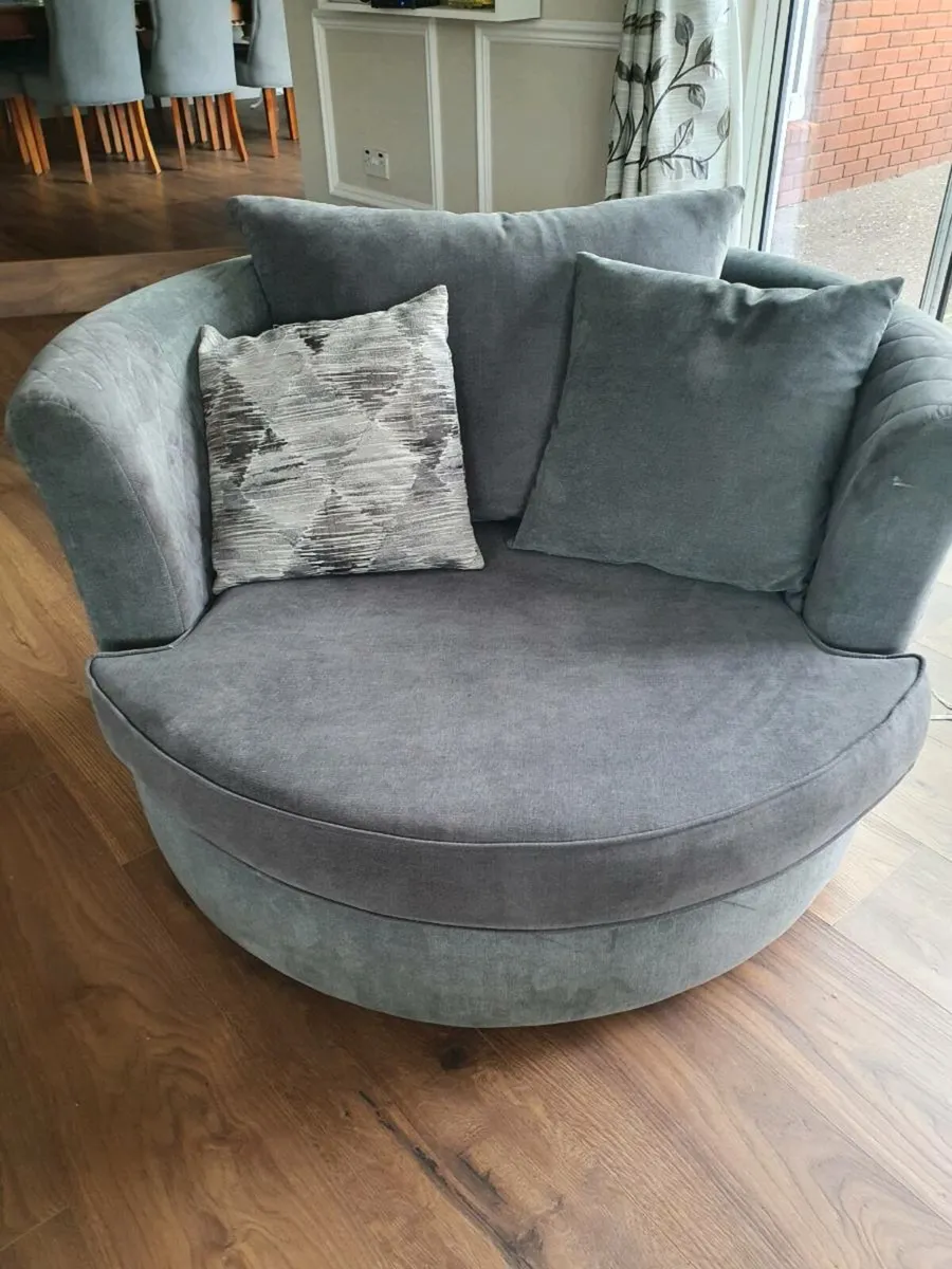 Swivel Chair - Image 3