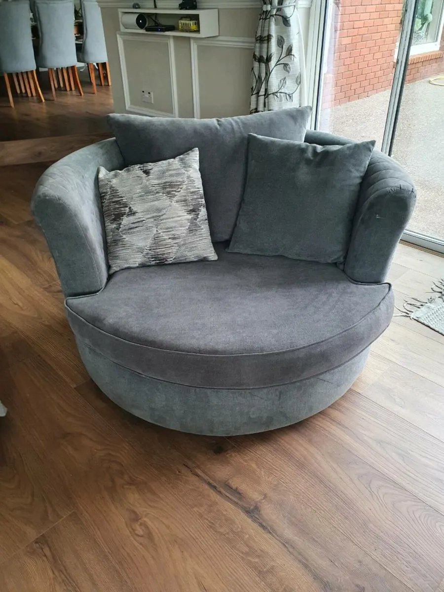 Swivel Chair - Image 4