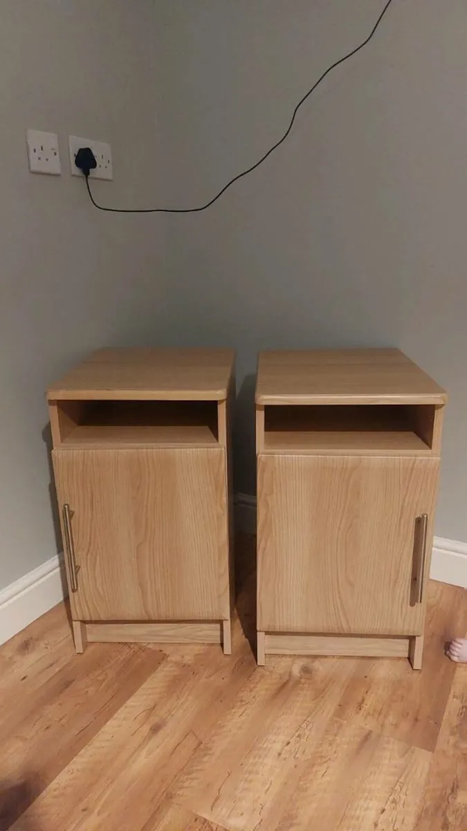 Pair of bedside lockers - Image 1