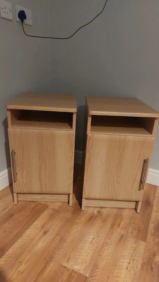 Pair of bedside lockers - Image 2
