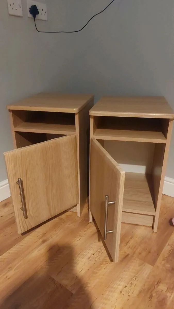 Pair of bedside lockers - Image 3