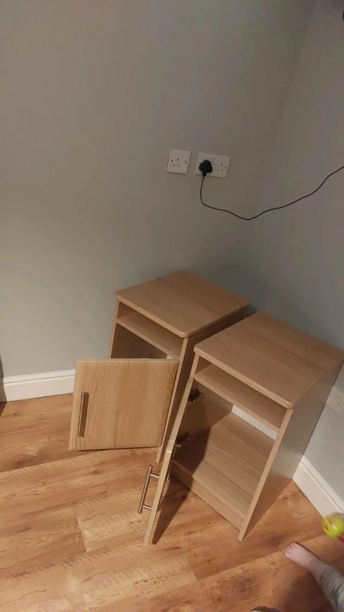Pair of bedside lockers - Image 4