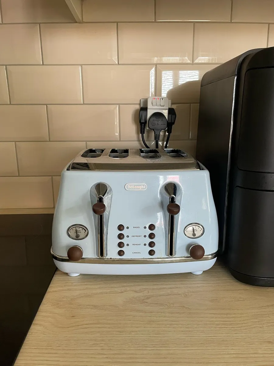 4-slice De’longhi toaster