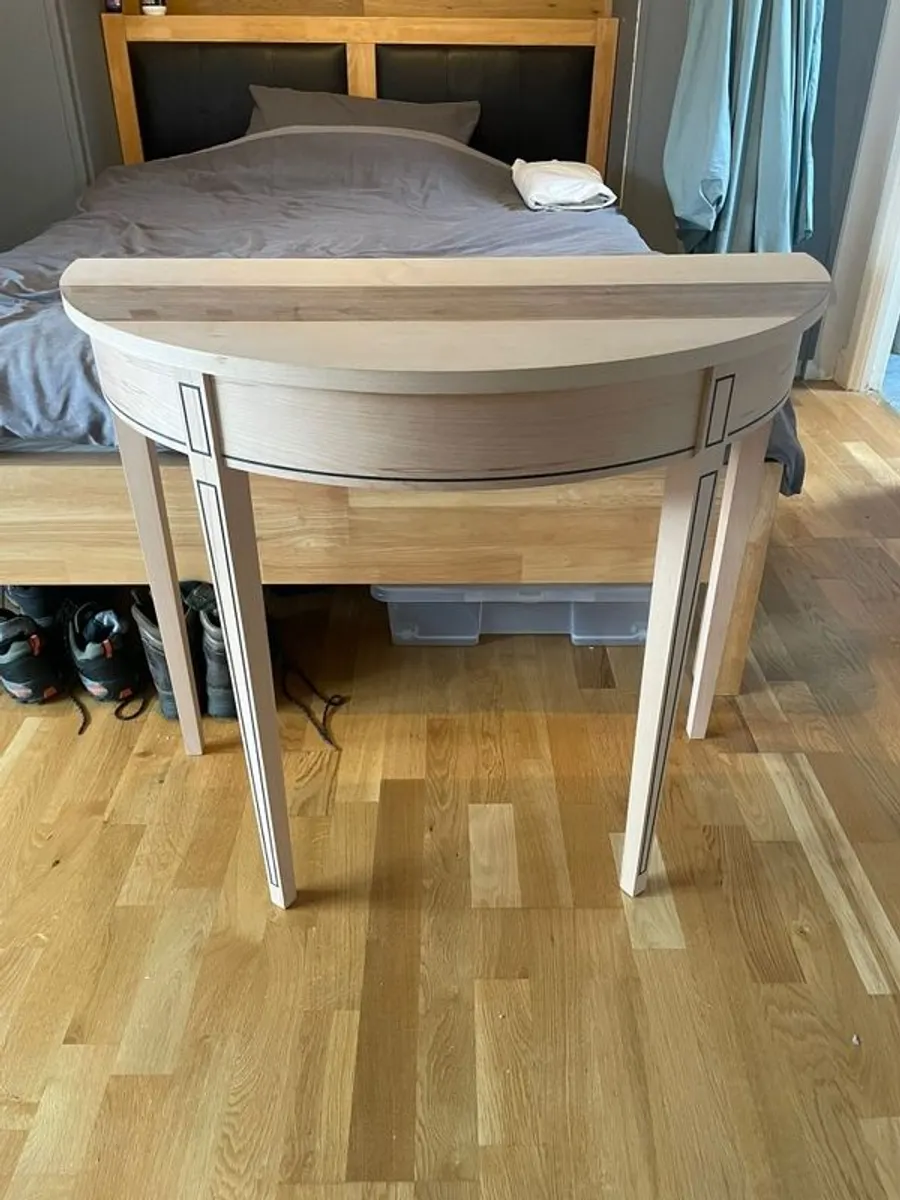 table - Image 1