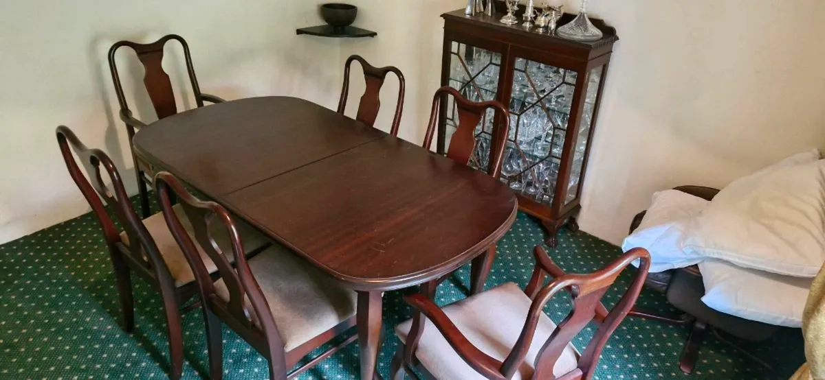 Dining table and chairs - Image 1