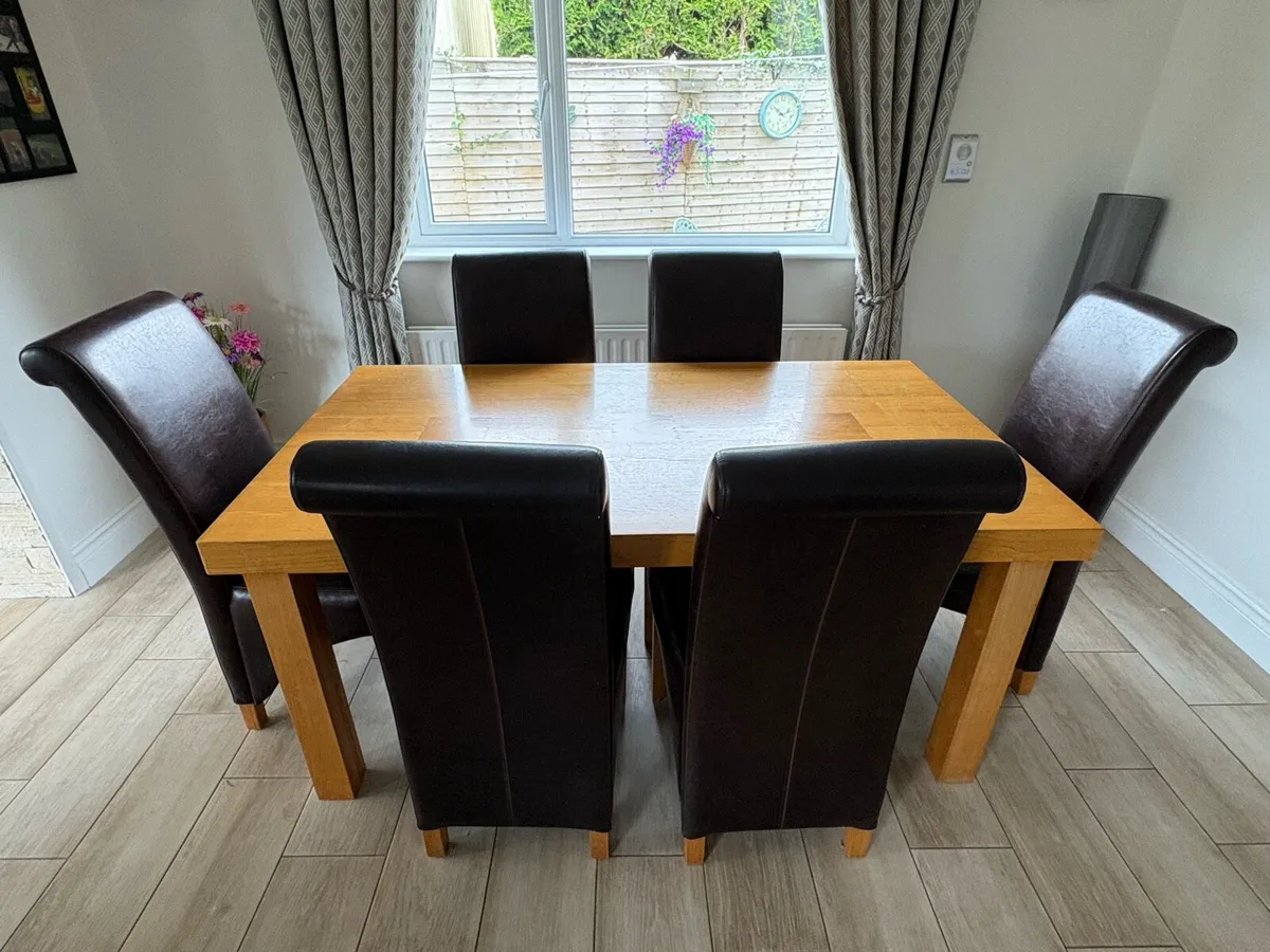 6 Dining Room Chairs and Table - Image 1