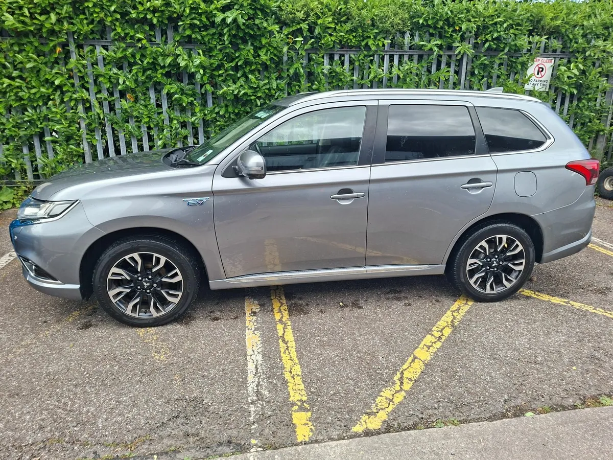 Mitsubishi Outlander 2017 PHEV - Image 3