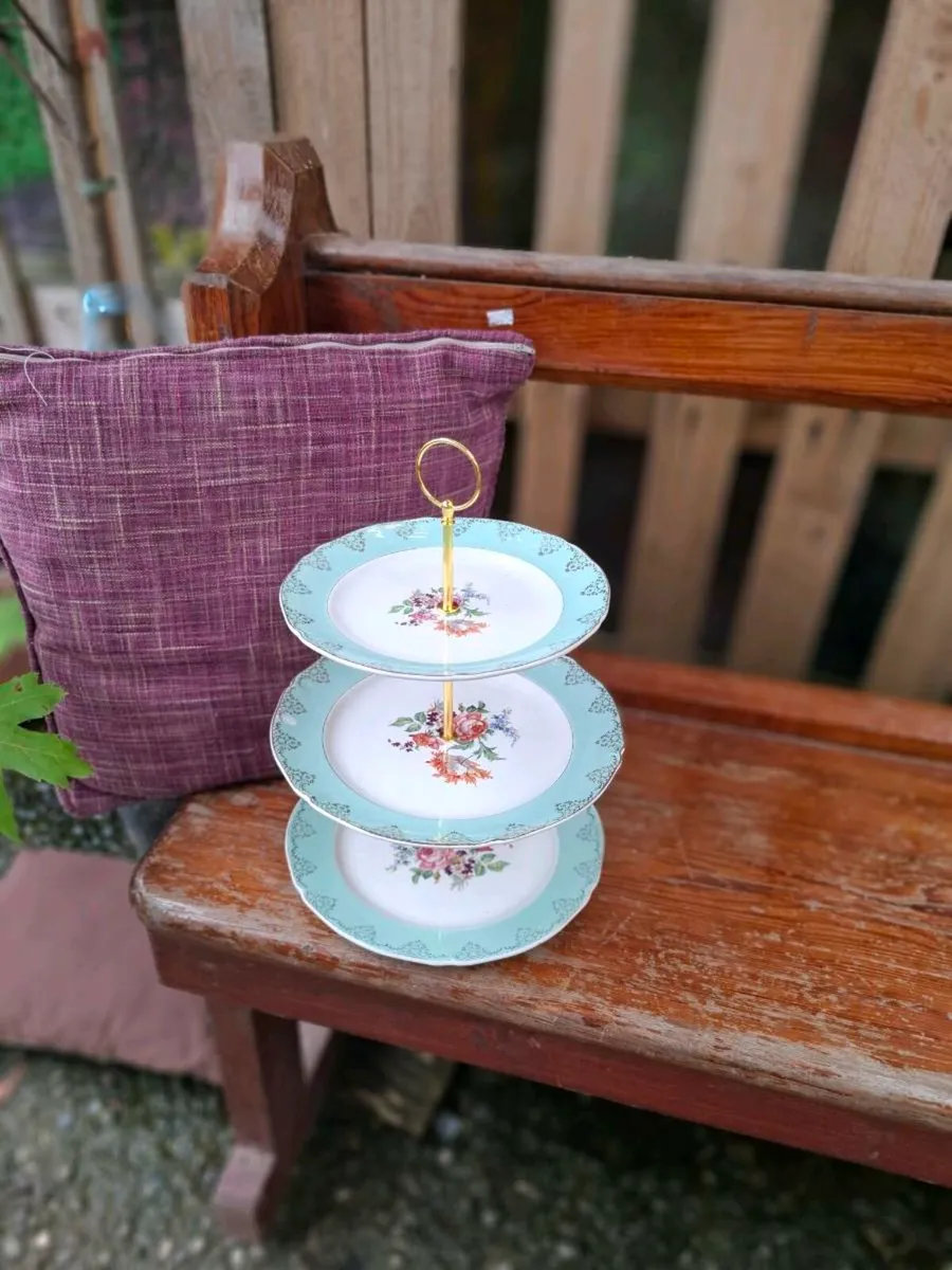 3 tiers cake stand postage possible