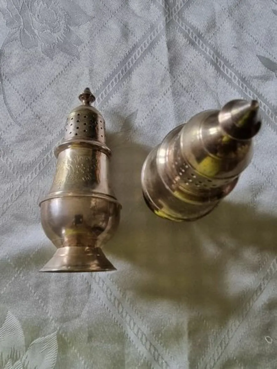 A pair of silver-plated salt shakers - Image 2