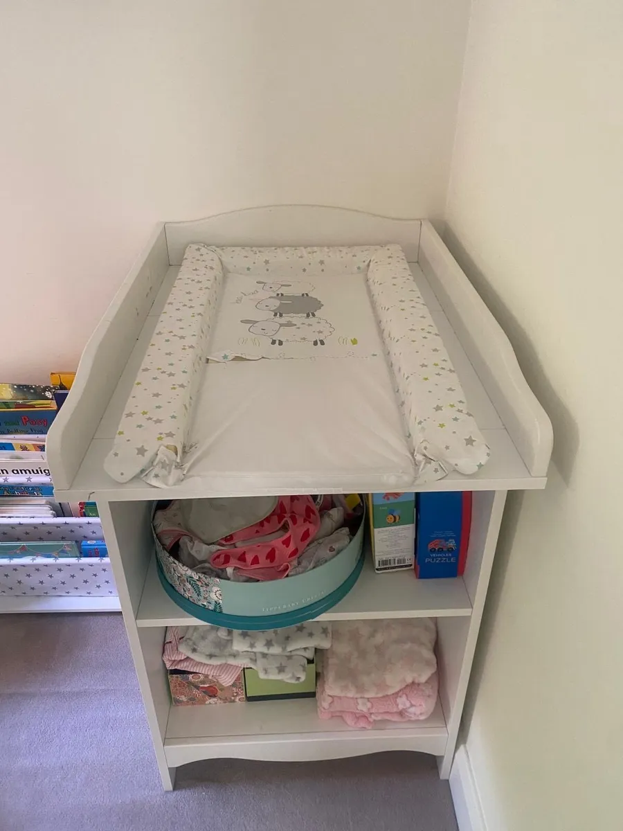 Baby changing table with bookshelf - Image 2