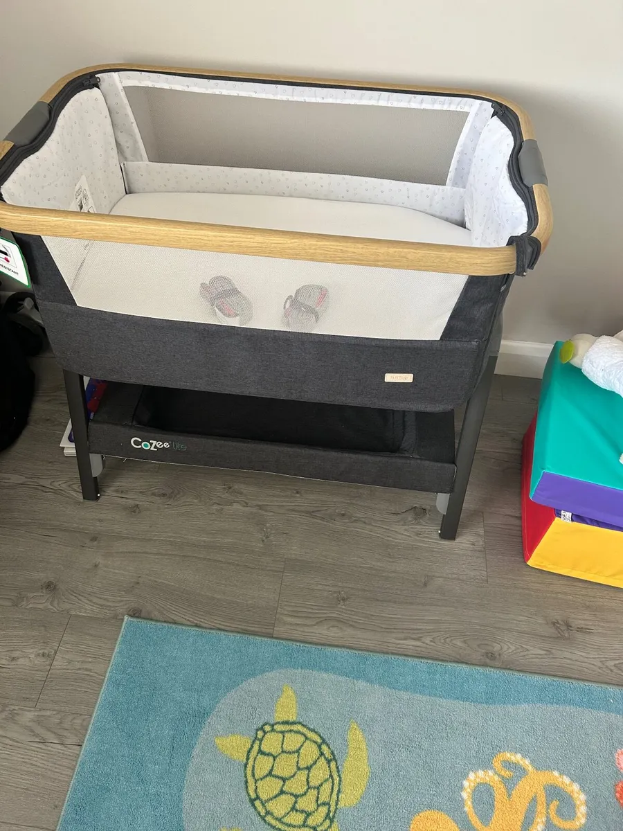 Tutti Bambini CoZee Lite Bedside Crib Grey and Oak - Image 2