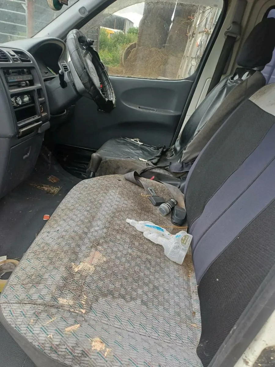 TOYOTA HIACE 2005 CREWCAB - Image 4