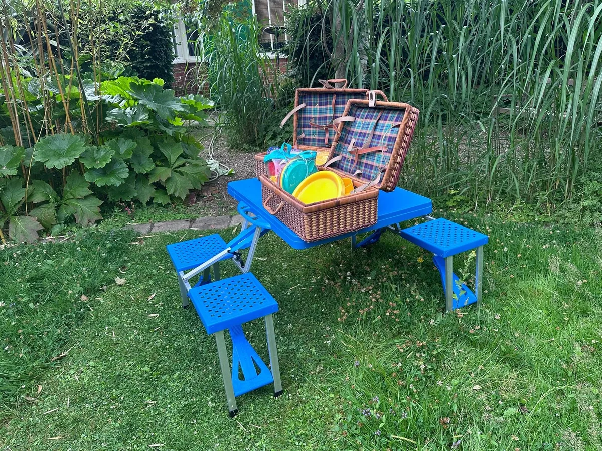 Picnic table, picnic baskets, wind break - Image 1