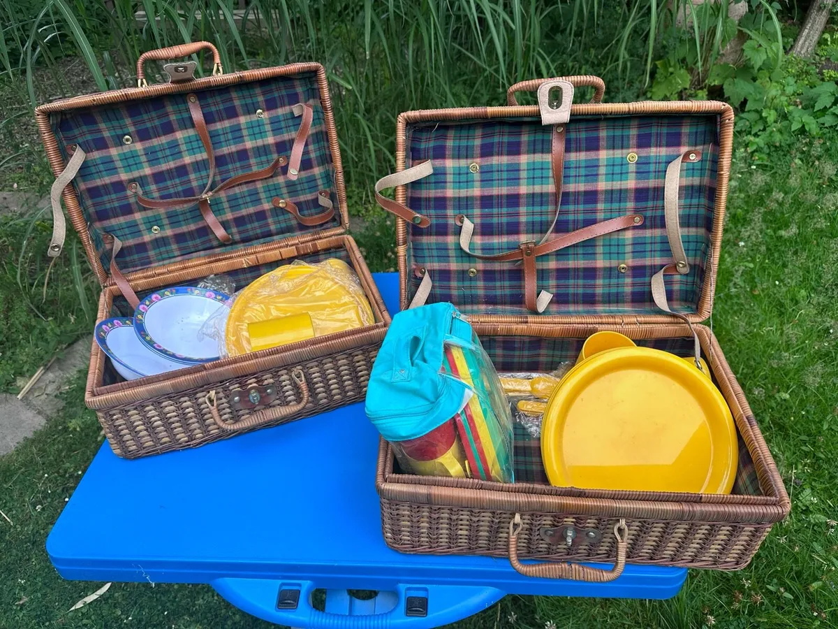 Picnic table, picnic baskets, wind break - Image 2