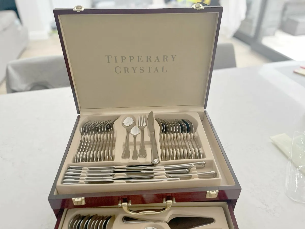 12 sitting Tipperary Crystal Cutlery Canteen - Image 1