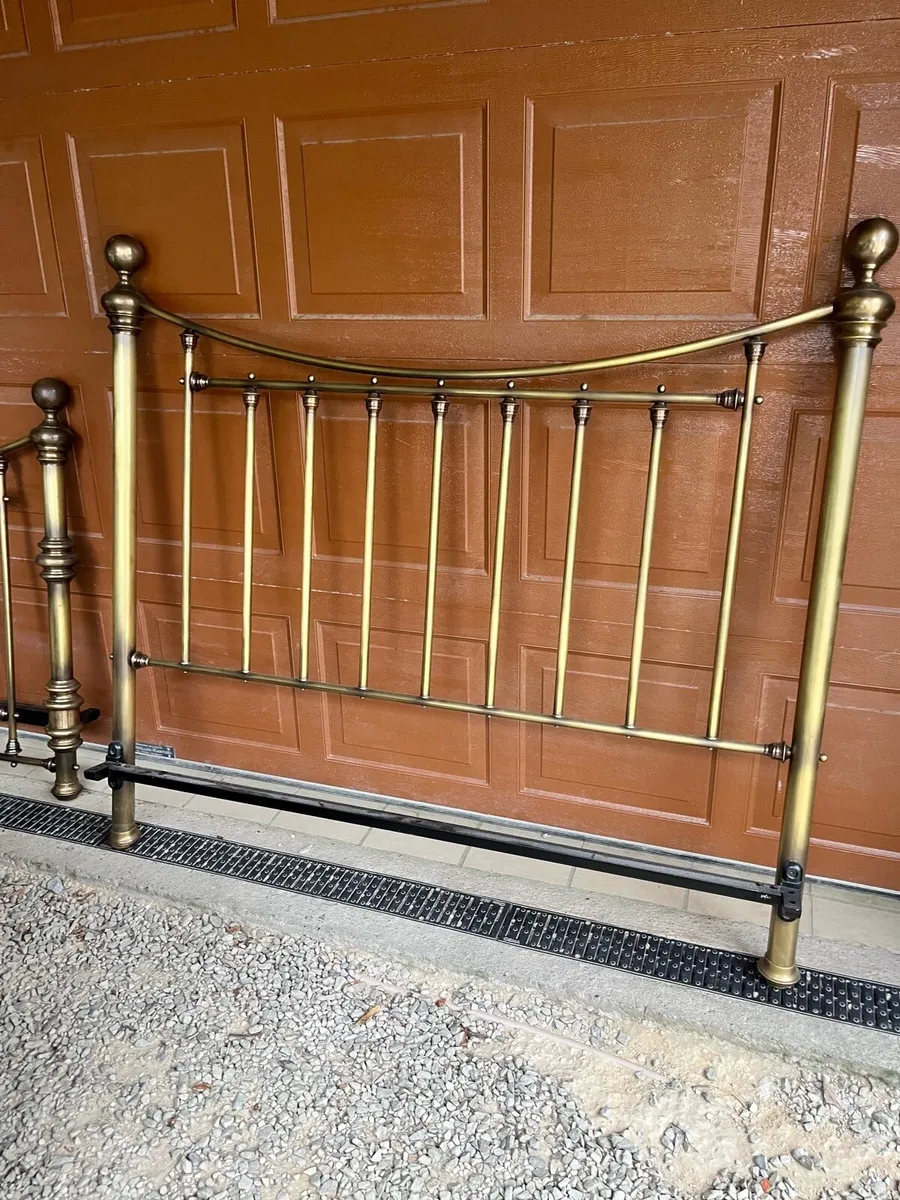 Brass 5ft bed with base - Image 1