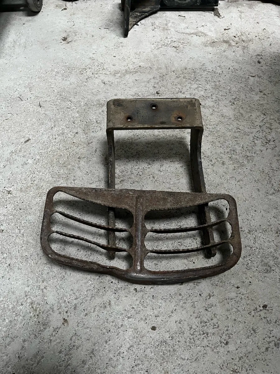 Valtra bottom step - Image 1