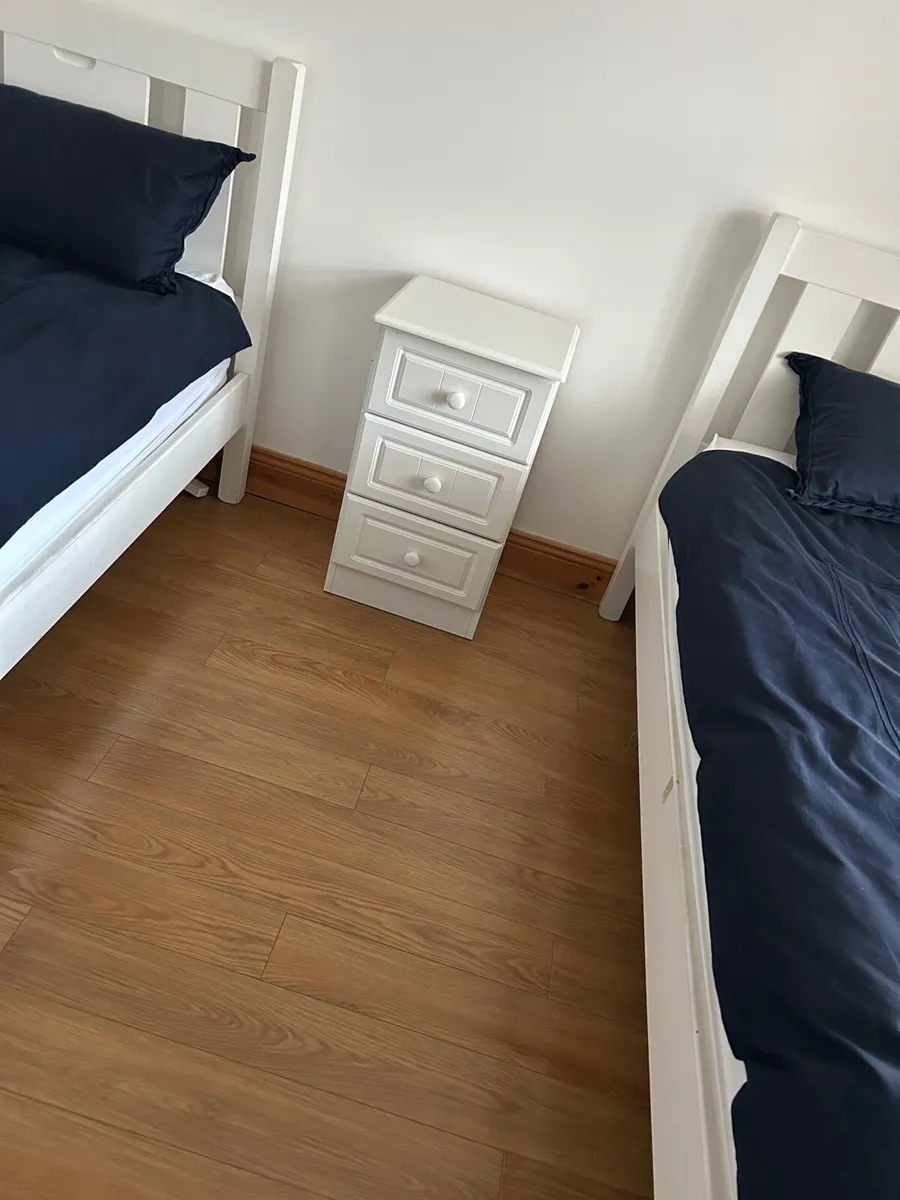 2 Single beds and bedside locker - Image 3