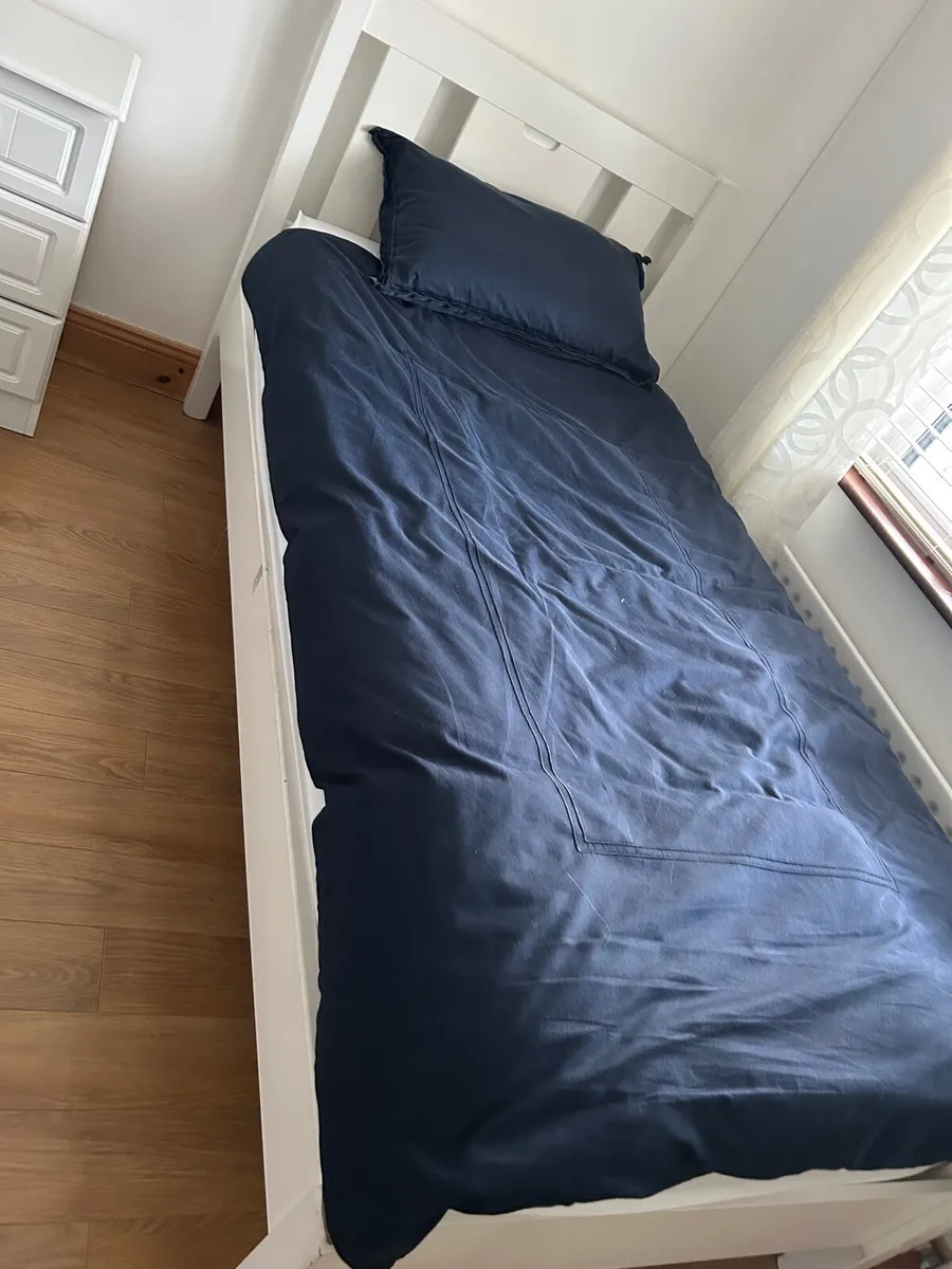 2 Single beds and bedside locker - Image 4