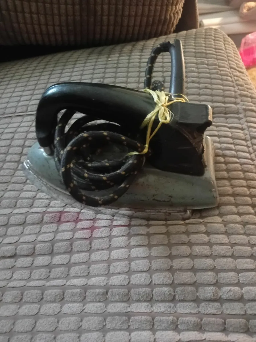 Clothes iron - Image 2