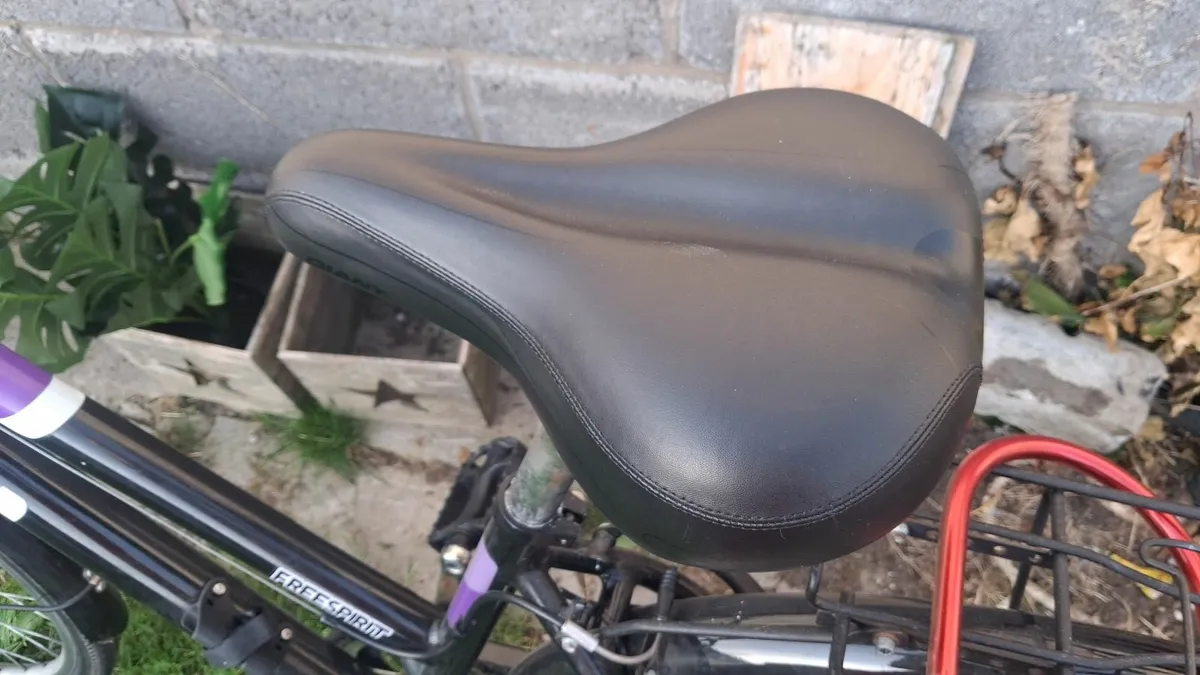 Black and purple freespirit city bike - Image 4
