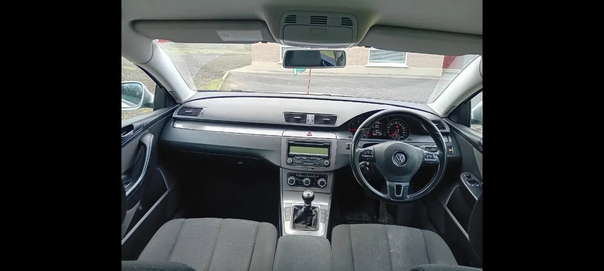 Volkswagen Passat 2010 - Image 3