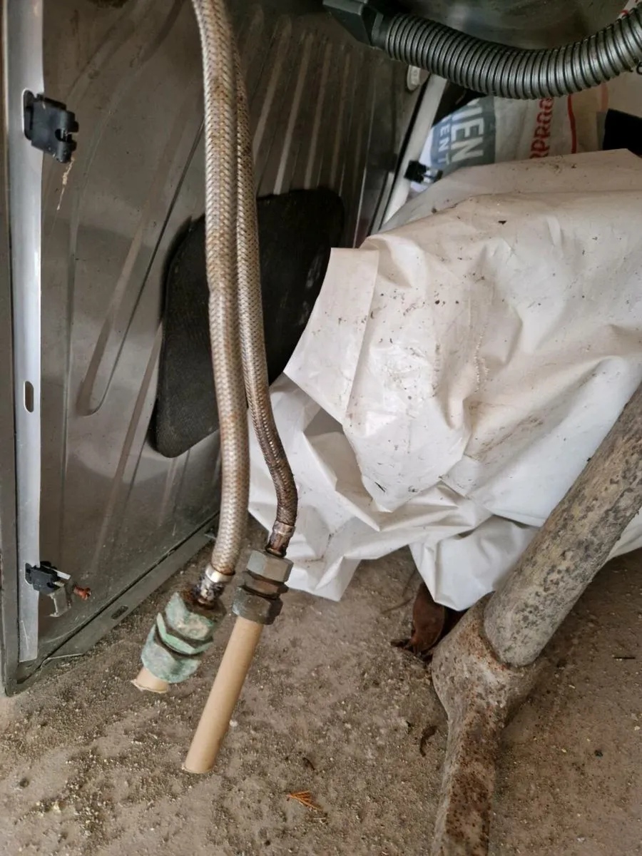 Sink, tap and waste - Image 2