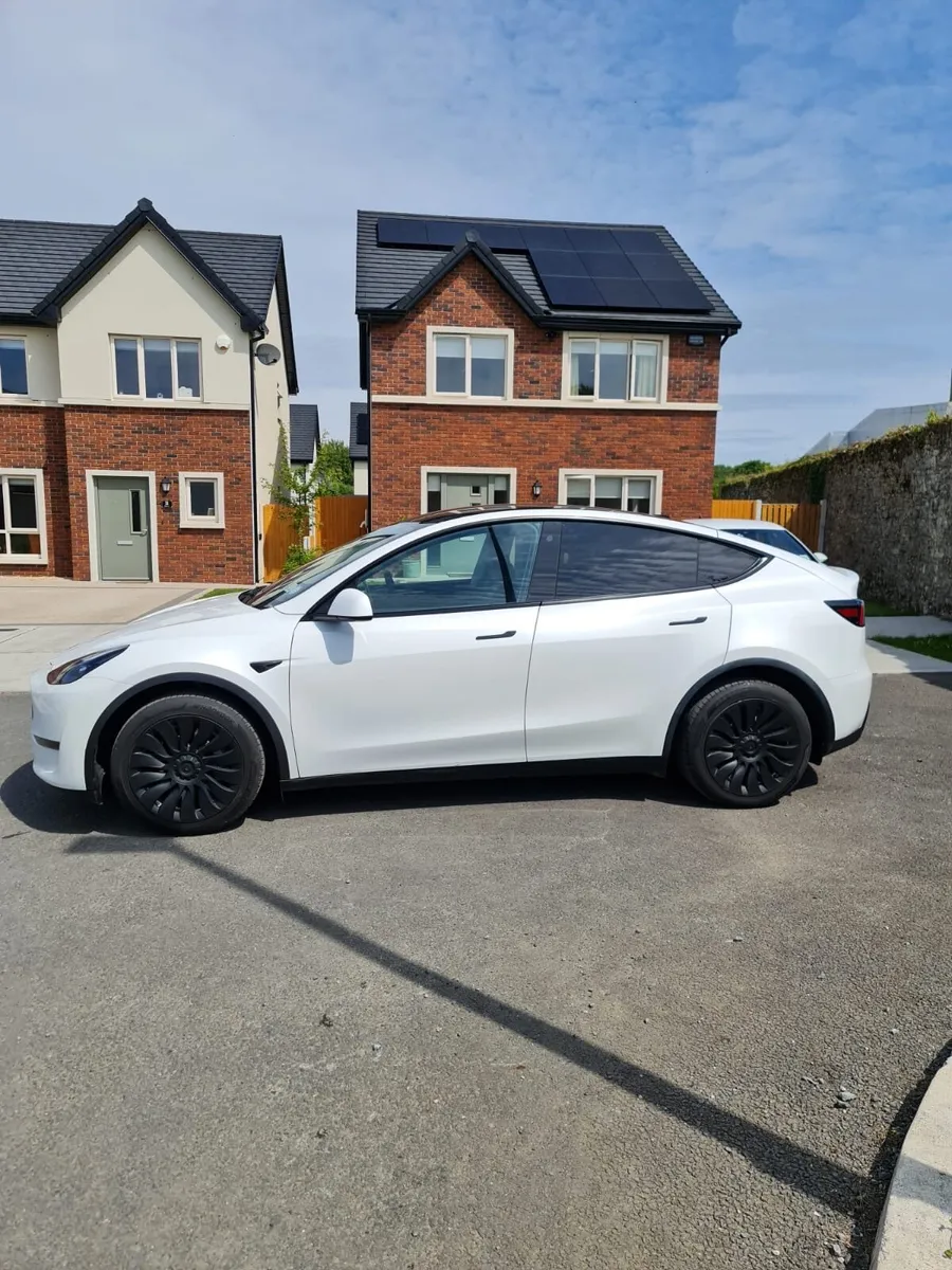 Tesla model Y long range AWD - Image 4