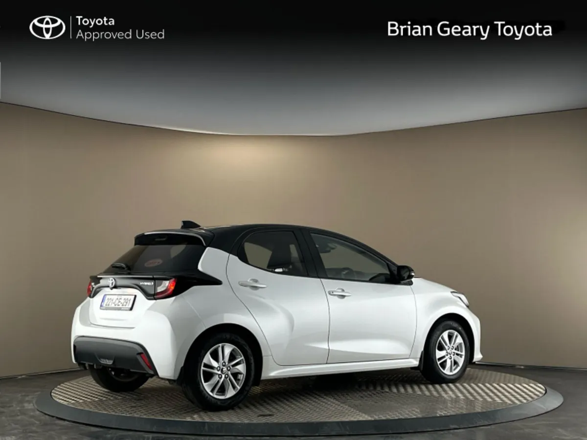 Toyota Yaris HYBRID LUNA - Image 2
