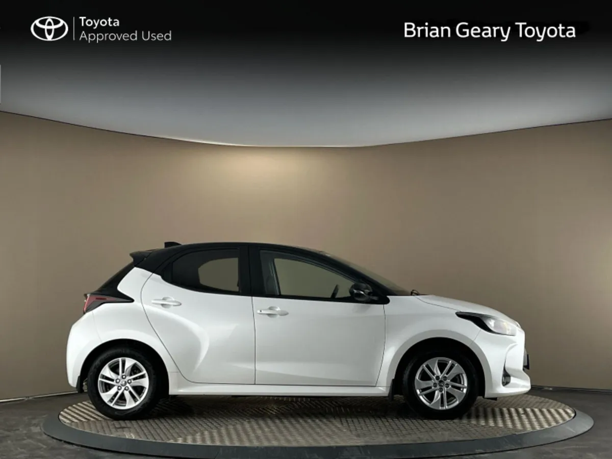 Toyota Yaris HYBRID LUNA - Image 3