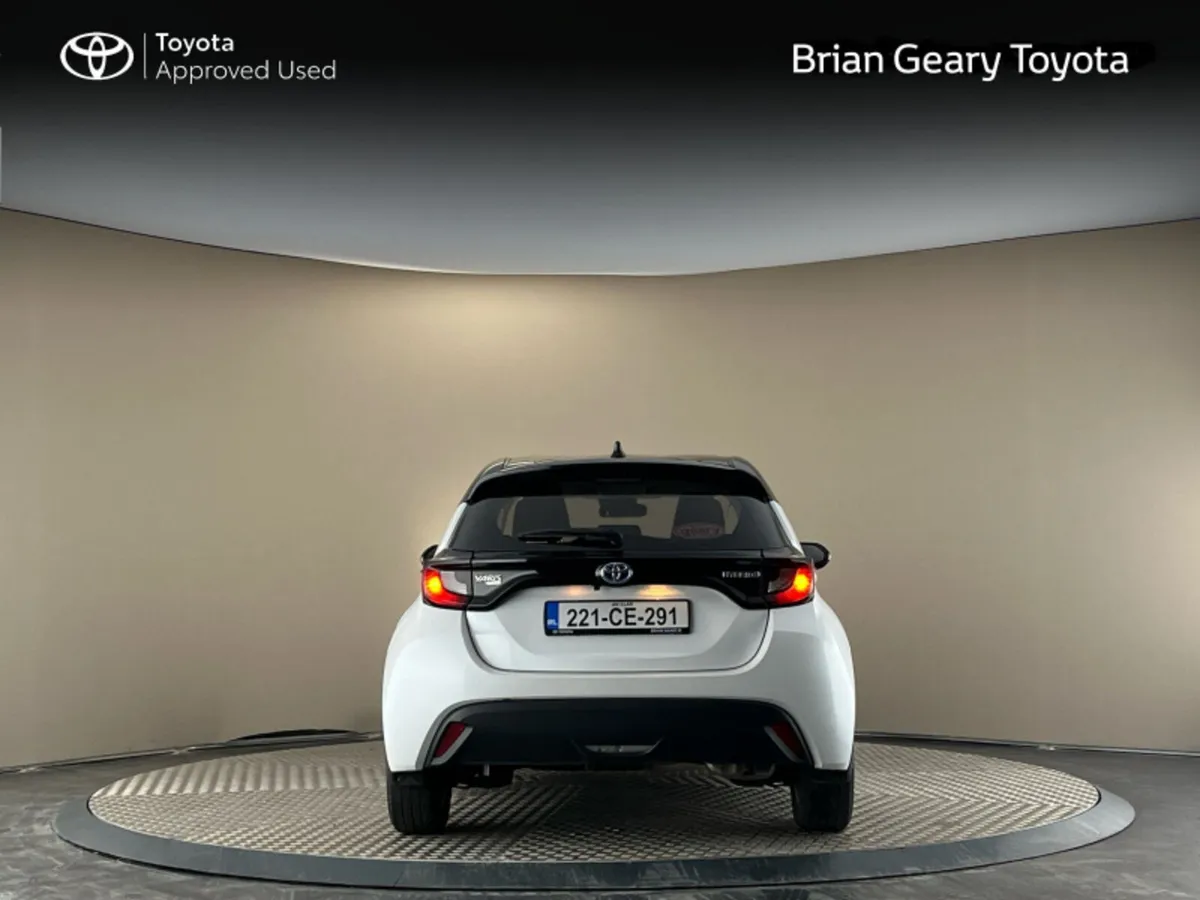 Toyota Yaris HYBRID LUNA - Image 4