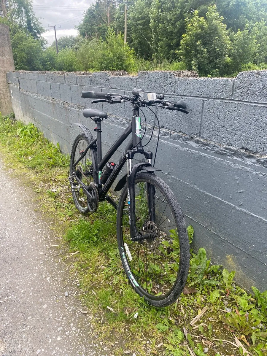 Carrera Crossfire II Hybrid L Bike + Accessories - Image 3