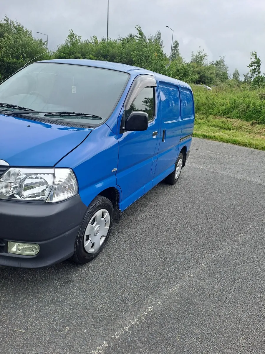 Toyota HiAce 2009 - Image 2