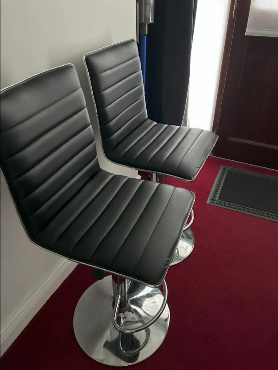 2 High Stools with adjustable heights