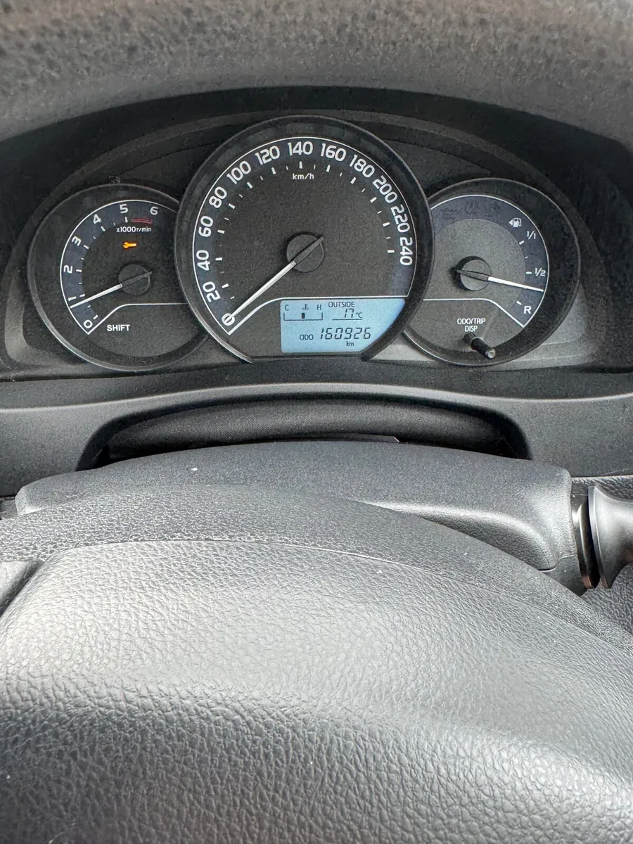 Toyota Auris 2018 - Image 2