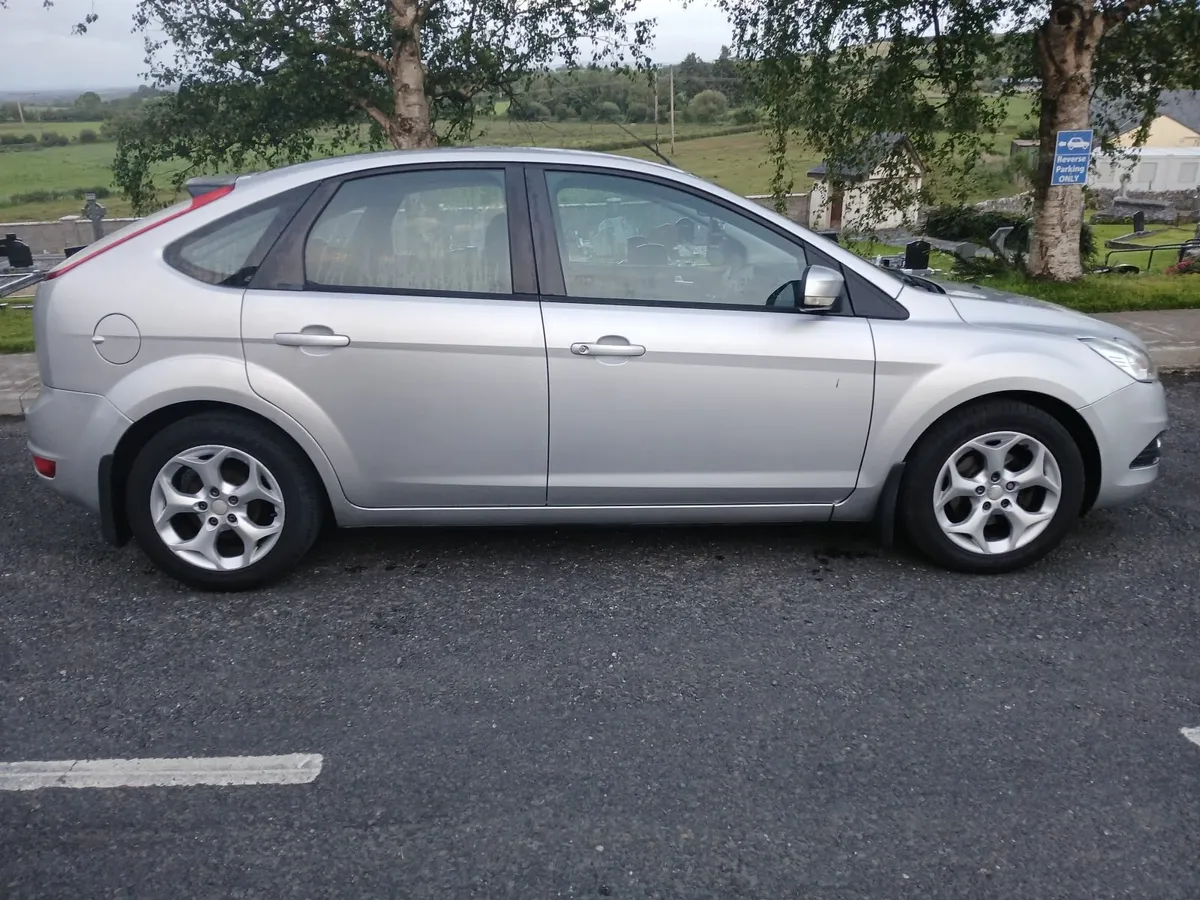 Ford Focus 2010 - Image 2