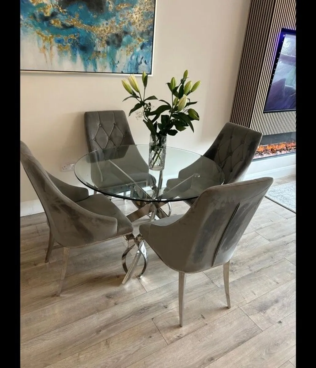 table and chairs - Image 1