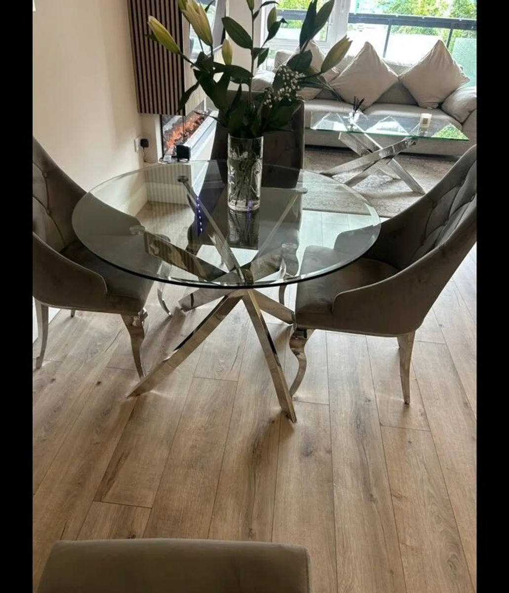 table and chairs - Image 2