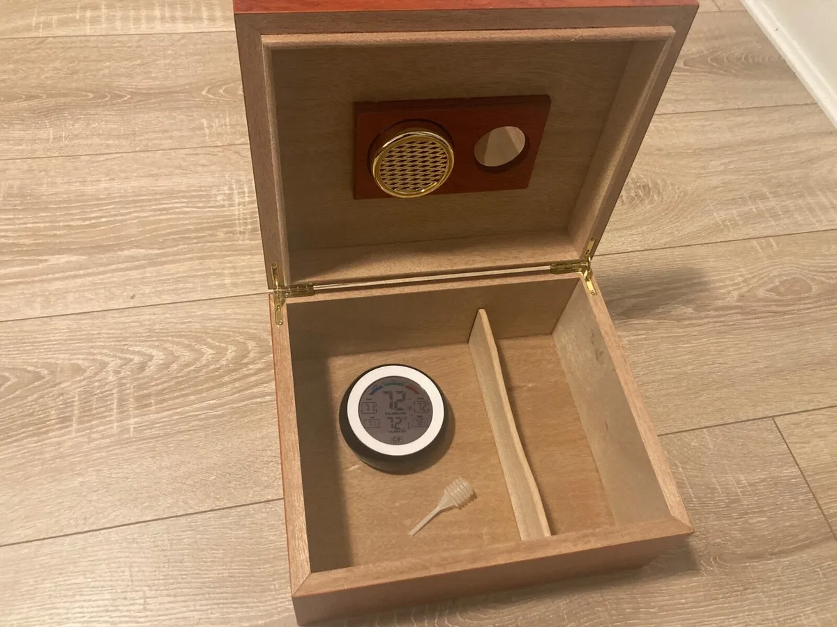 Cigar Humidor and Digital Hygrometer - Image 1