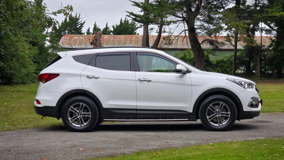 2017 Hyundai Santa Fe 2.2 CRDI 4WD 7 SEATS - Image 3