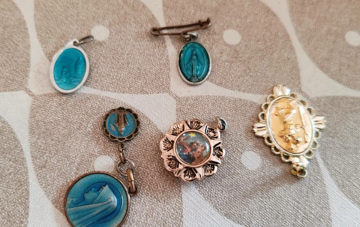 5 Vintage Religious pendants - Image 1