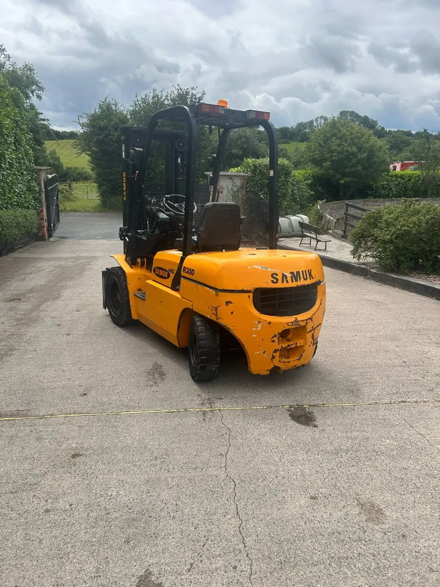 Forklift - Image 4