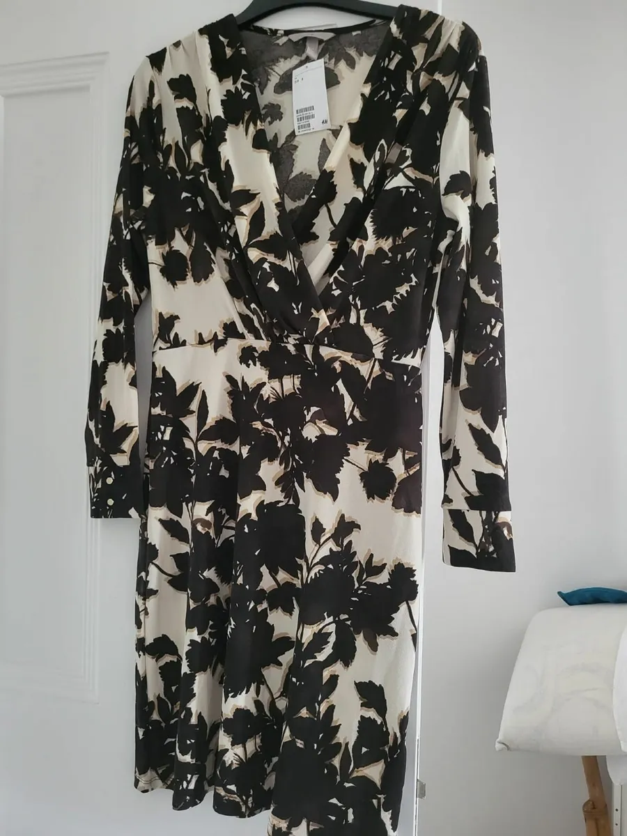 Dress H&M white with black leaf print dress, neck - Image 1
