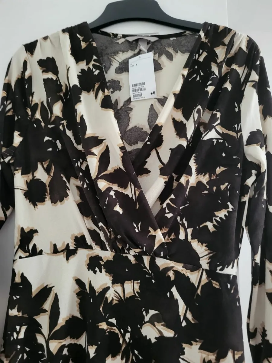 Dress H&M white with black leaf print dress, neck - Image 2