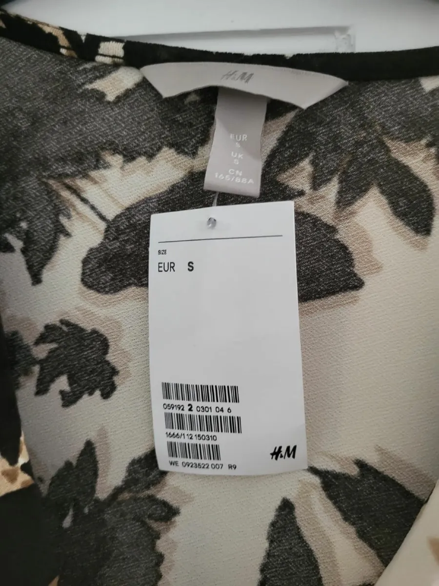 Dress H&M white with black leaf print dress, neck - Image 3