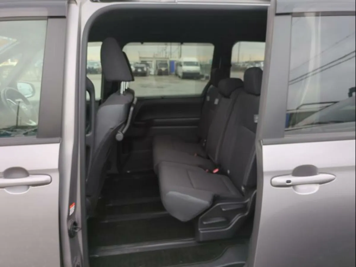 Toyota voxy - Image 3