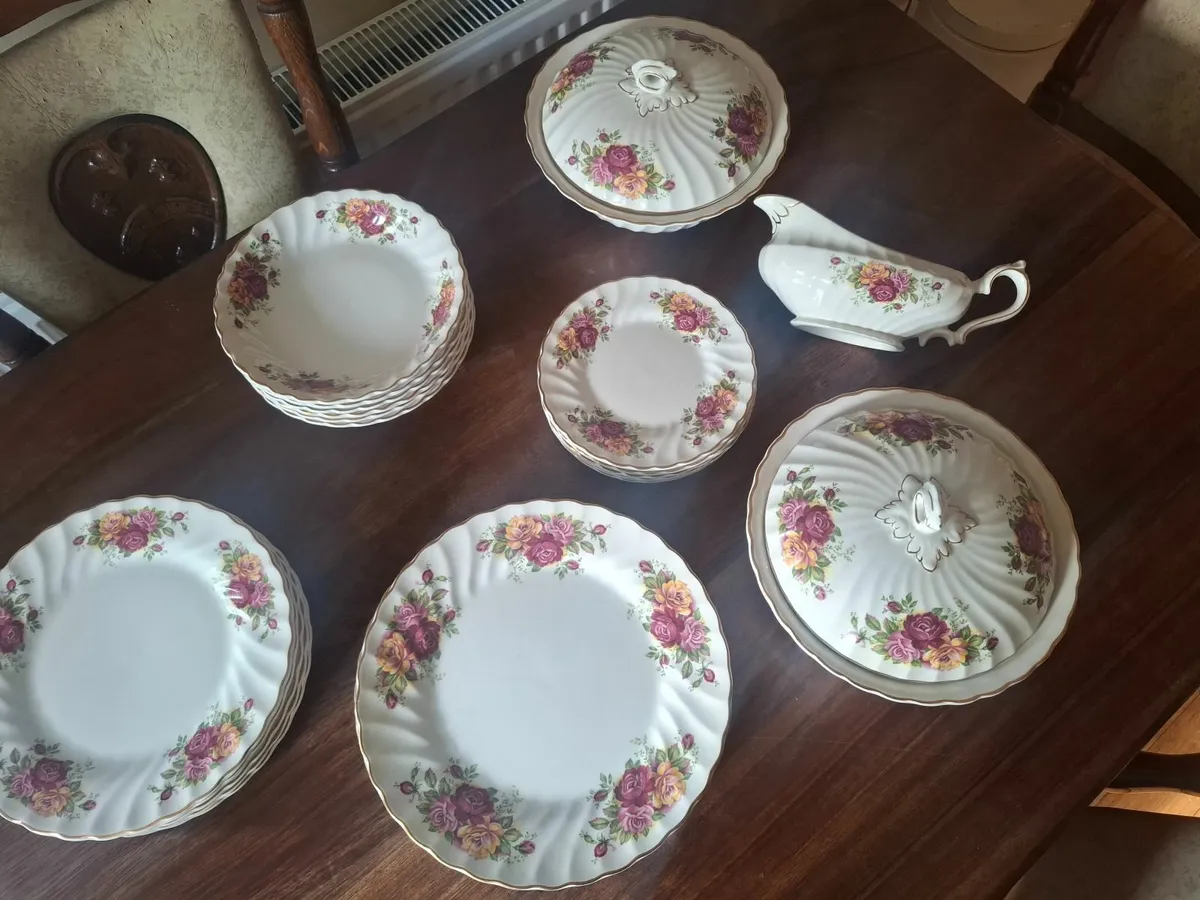 27 piece China Set - Image 1