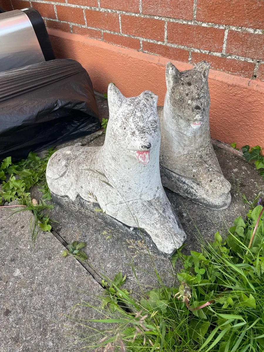 2 dog statue €40 pair
