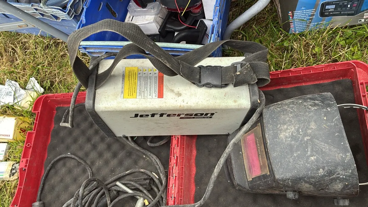 200 amp fuel inverter arc welder+ rods - Image 2